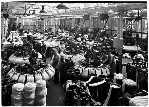 Photograph: Bradford Museum & Art Gallery  | Noble Combs at work in Salt's Mill